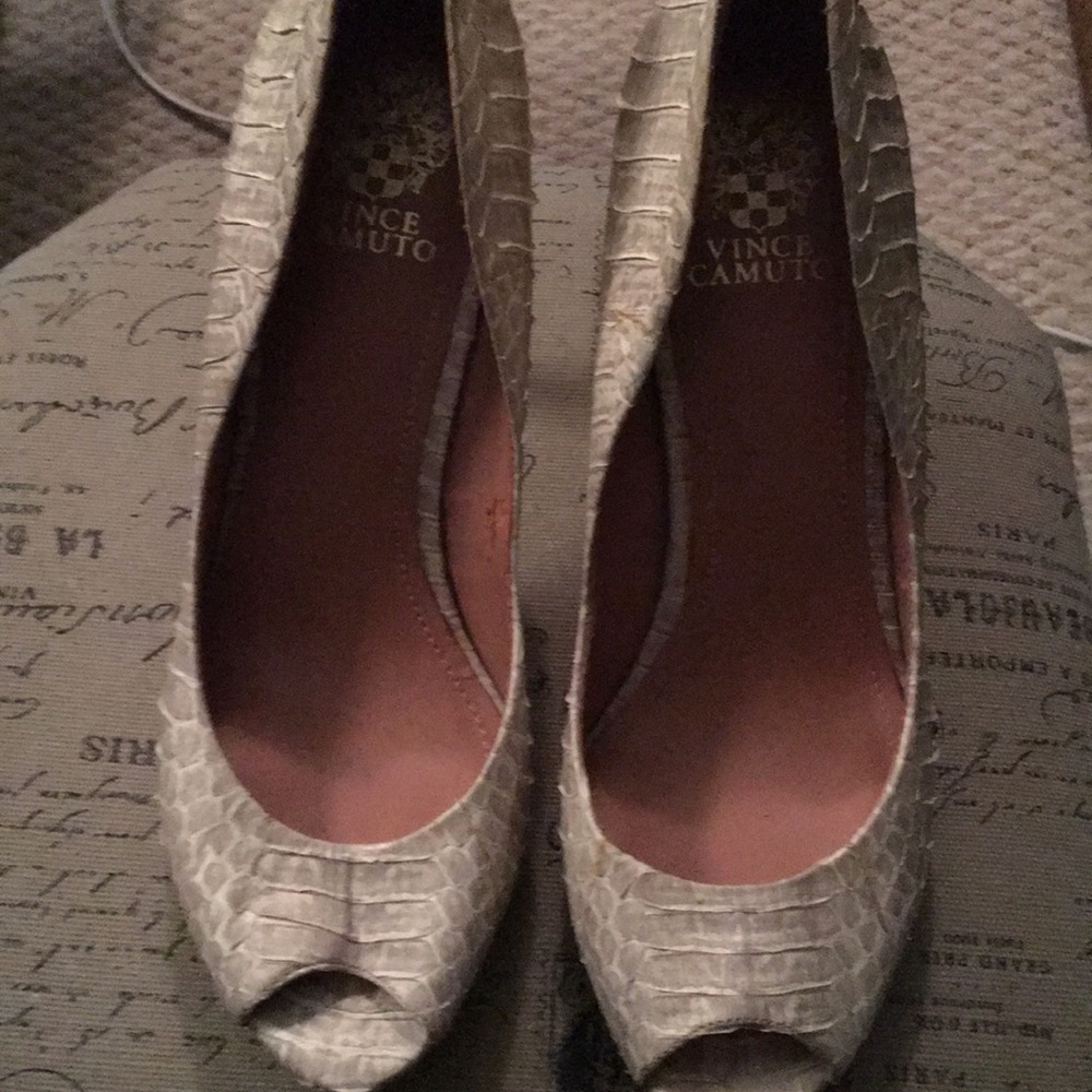 Very rarely worn Vince Camuto pumps